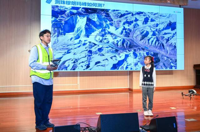 以《科技测绘之光》为主题，桑旦（左一）进校园进行测绘知识宣讲。桑旦供图