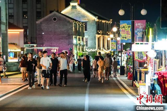 图为湖北荆州沙市码头文创园游人如织，“夜经济”持续升温。吴淘淘 摄