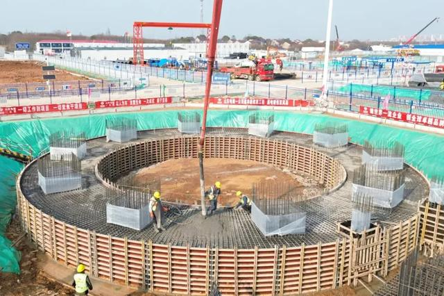 今年年初，华能金坛盐穴压缩空气储能发电二期项目2号机组主厂房第一方混凝土顺利浇筑。 微信公众号“山东电建一公司” 图