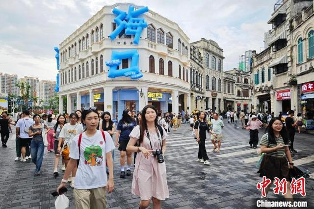 7月12日，参加2025年海南自贸港“逐浪计划”港澳大学生暑期实习活动的大学生参观海口骑楼老街。王海荣 摄