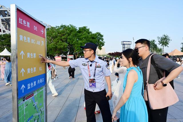 鸟巢今年创新票面颜色分色入场，增加群众观演体验感。李连杰摄