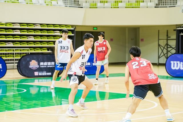 旦增（左二）在上海参加篮球比赛。旦增供图