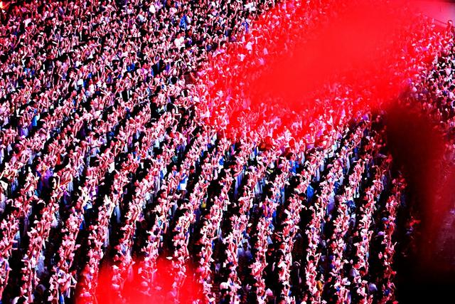 场馆内热情洋溢的观众。李连杰摄