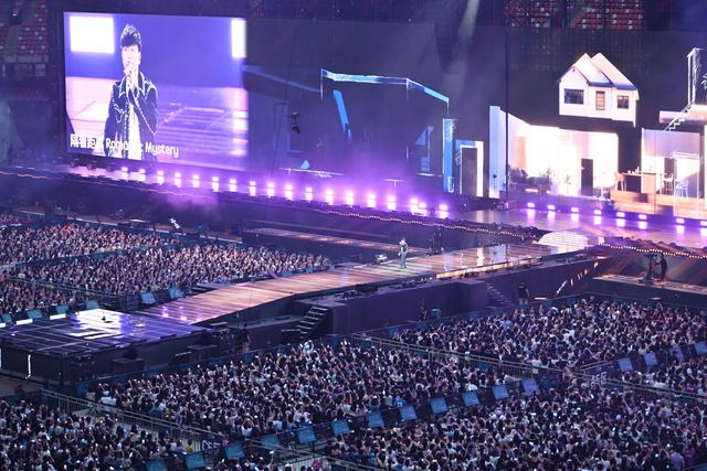 林俊杰鸟巢演唱会，首次使用了坐东朝西的三面台横向舞台布局。李连杰摄