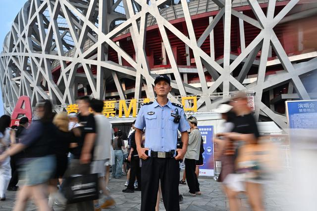 场馆外有北京警方在默默守护。李连杰摄