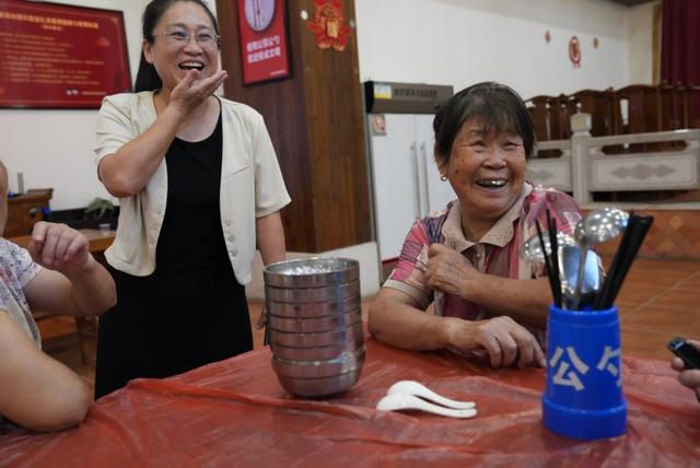 老人在渐美村“幸福食堂”里准备就餐。 澎湃新闻记者 王珏玮 图