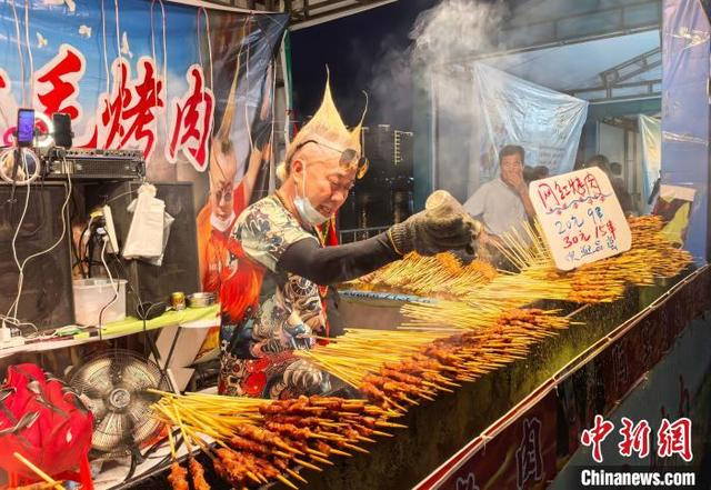 图为第三届啤酒美食交流周暨八闽美食嘉年华活动现场展出的美食——网红烤肉。林榕生 摄