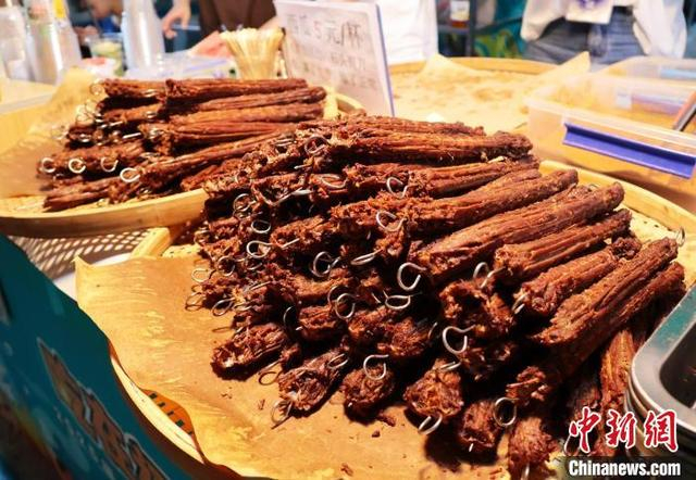 图为第三届啤酒美食交流周暨八闽美食嘉年华活动现场展出的美食——手撕鸭脖。林榕生 摄