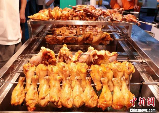 图为第三届啤酒美食交流周暨八闽美食嘉年华活动现场展出的美食。林榕生 摄