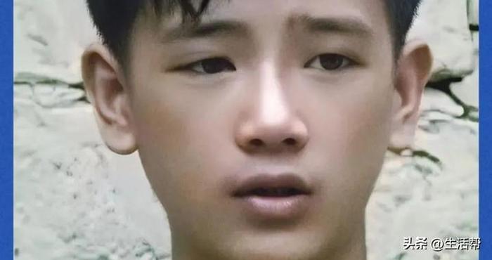 前央视主持人李小萌发文，全网找曾跪在继父坟前痛哭的农村少年韦仁龙