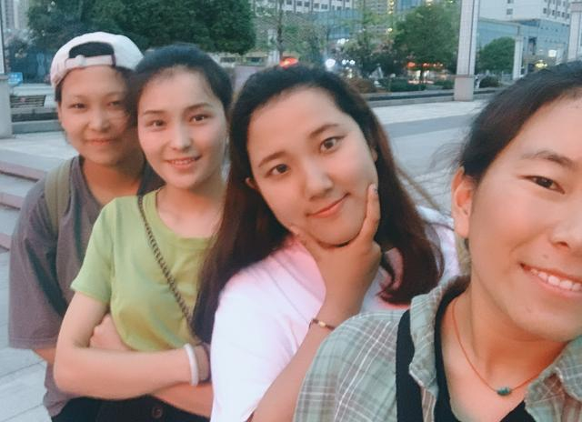 卓玛（左一）在上海和朋友的合照。卓玛供图