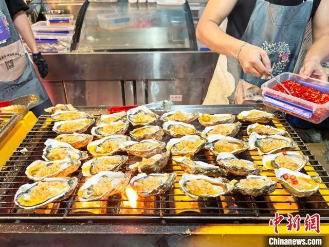 图为第三届啤酒美食交流周暨八闽美食嘉年华活动现场展出的美食——炭烤生蚝。林榕生 摄