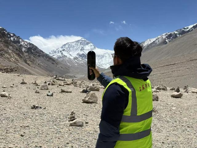 桑旦运用手持激光扫描仪进行珠峰大本营地形测绘。桑旦供图