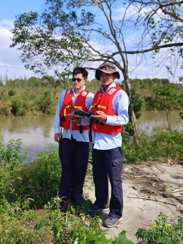 在上海市重点区域水资源调查项目工作中，桑旦（左二）利用无人船进行河道断面测量的场景。桑旦供图