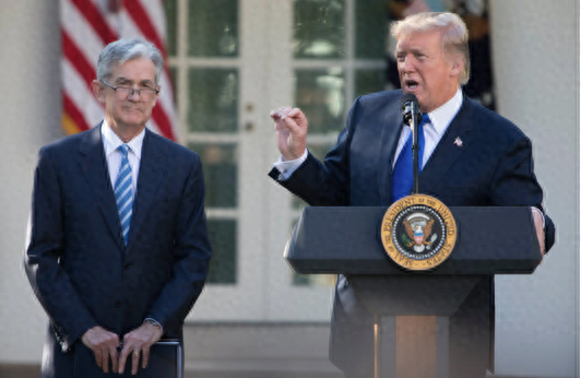 △美联储主席鲍威尔（左）和美国总统特朗普