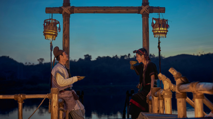 李善德在岭南荔枝园和园主阿僮（庄达菲 饰）对饮