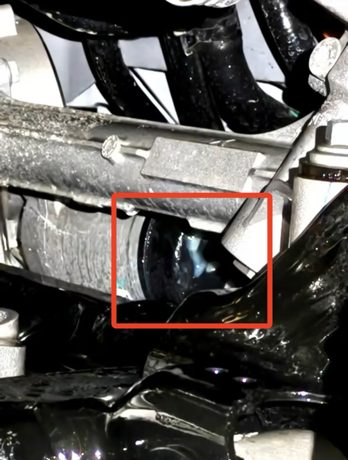 施先生车辆转向机接口处的密封胶