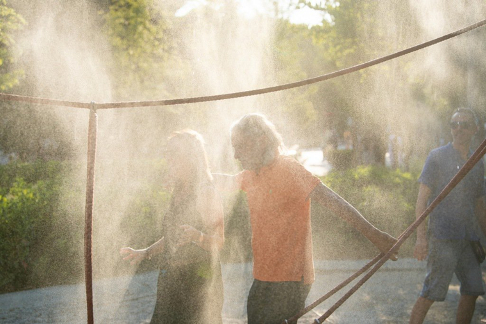 当地时间2025年7月16日，西班牙马德里，西班牙广场，人们用喷水装置降温。