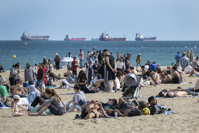 当地时间2025年7月12日，西班牙巴塞罗那，海滩人满为患。