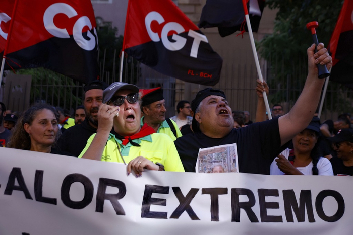  当地时间2025年7月16日，西班牙加泰罗尼亚巴塞罗那，人们抗议一名街道清洁工在高温工作后死亡。