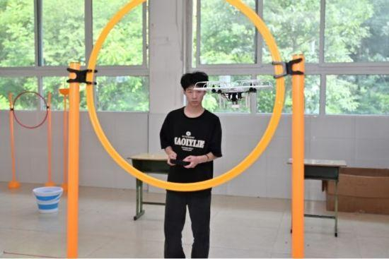 图为学员进行无人机训练。武隆职业教育中心 供图