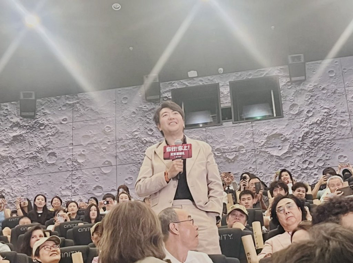 钢琴家郎朗映后发言，他同排右侧坐着的老者为父亲郎国任 图片自网络