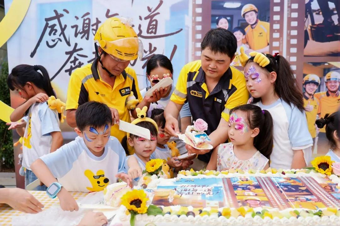 ▲“717骑士节”期间美团在全国组织超6000场站点联欢活动，图为骑手亲子活动现场。（摄影：严炎）