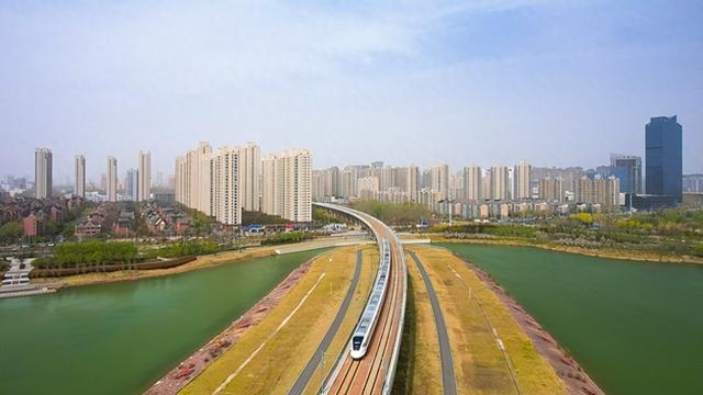 郑开城际铁路，列车抵达开封城