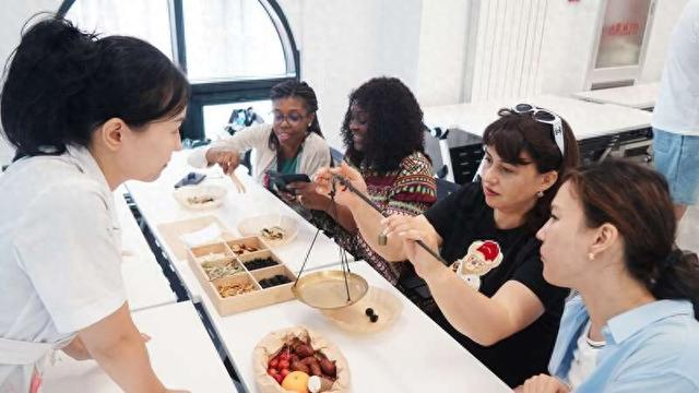 外国友人自己搭配中医茶饮。受访者供图