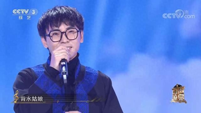 曲比阿且在央视节目中演唱。受访者供图