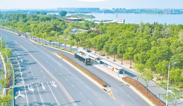 驶过北龙湖的智慧公交车，为市民出行提供便利