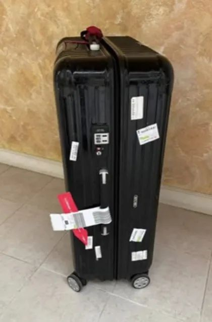 甄妮晒出自己的行李箱