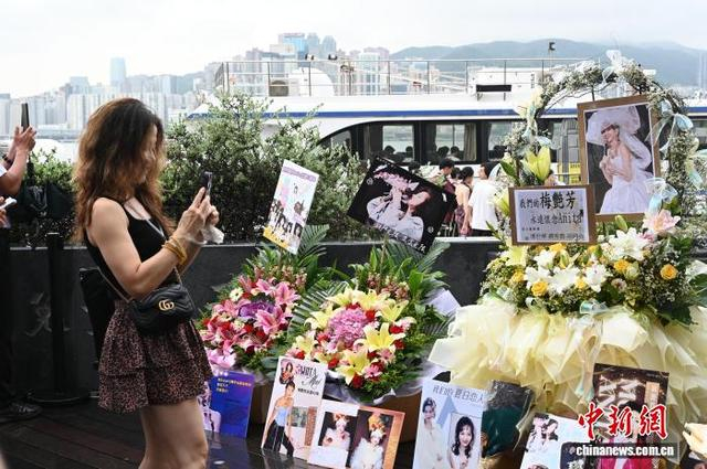 图为歌迷拍照留念。中新网记者 李志华 摄