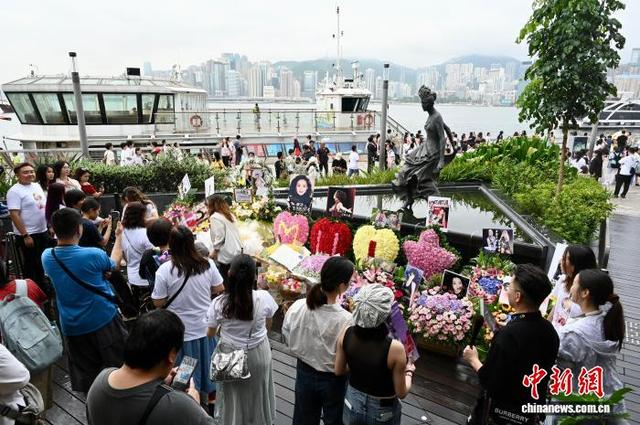 图为大批歌迷在梅艳芳铜像前悼念。中新网记者 李志华 摄