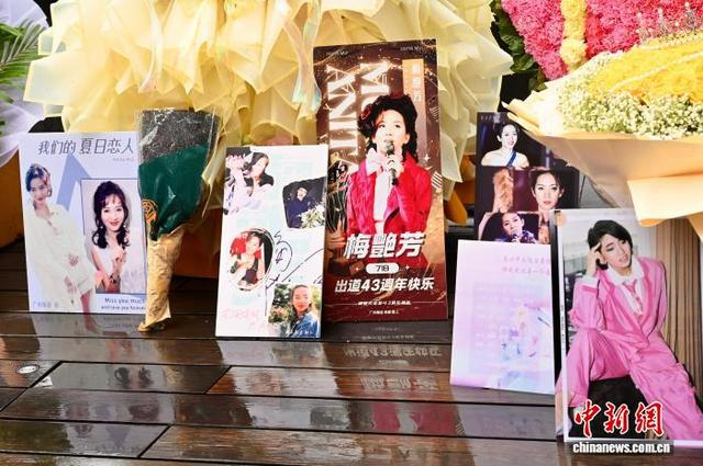 图为歌迷摆放的鲜花及梅艳芳的照片。中新网记者 李志华 摄