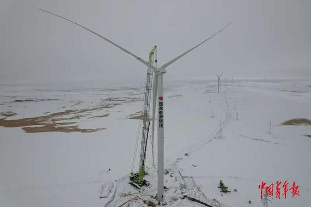 暴雪后，抢抓施工窗口期完成风机叶轮吊装工作。受访者供图