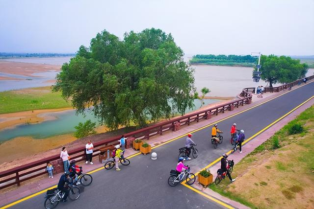 市民在南裹头广场骑行