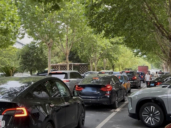 义乌国际博览中心门口车辆水泄不通 陈铭 摄 