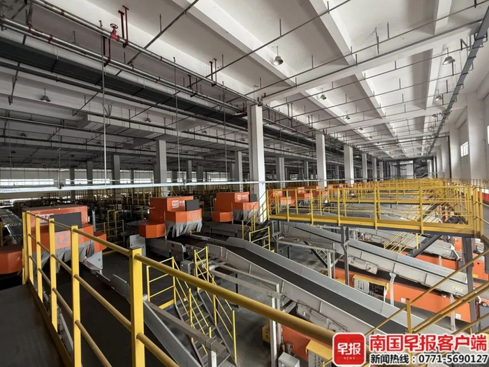 分拨中心的流水线逐渐增多。广西云-南国早报记者 闫芬丽摄