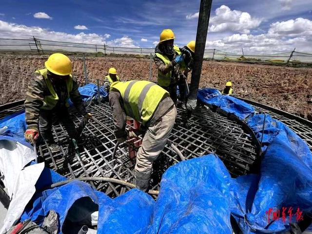 工人们正在浇筑风机基础混凝土。受访者供图