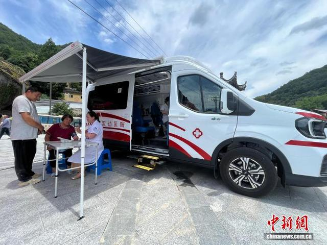 2025年，巡回诊疗车为山区民众提供医疗服务。董俊杰 摄