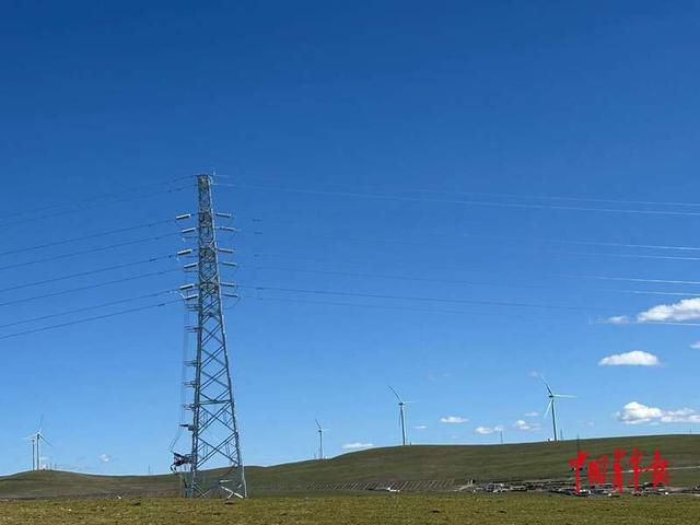 那曲海拔4650米的欧玛亭嘎草原上的风电场。中青报·中青网记者 纪佳琦摄