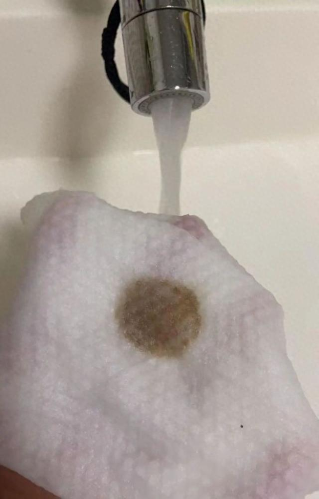 棉柔巾上留下的深褐色沉淀物。图/受访者提供