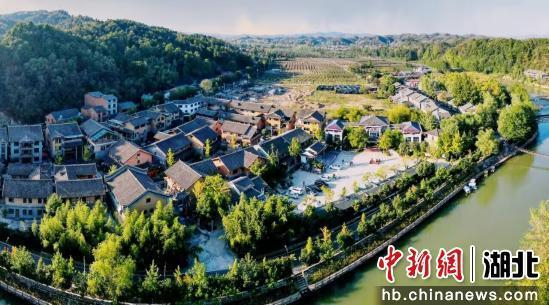 生态堰河宛如绿色明珠。杨东 摄