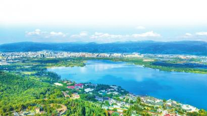西昌邛海与城市相依。