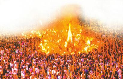 2024年凉山彝族火把节西昌主会场火把狂欢。