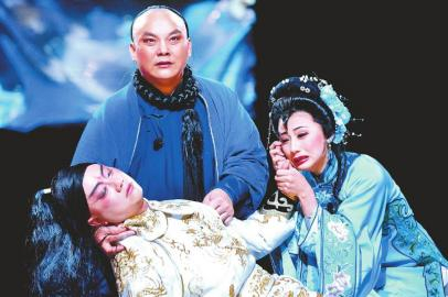 陈智林（中）在《易胆大》中饰易胆大。 四川省川剧院供图