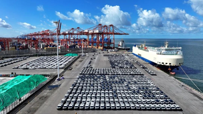 汽车陆续驶入“长发隆”滚装船。钦州市融媒体中心记者 赵冠雄 实习生 邓淼凌 摄