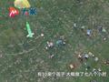 一群少年夕阳下庆祝火箭发射成功