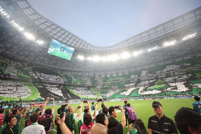 工体看台今晚摆出了巨大的哪吒TIFO。北京国安主场1比3不敌上海申花
，赛前，张稀哲
、 新京报记者 王飞 摄<p cms-style=
